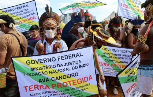 1-Mas-de-6.000-indigenas-de-unos-170-pueblos-protestan-en-el-campamento-de-‘Lucha-por-la-Vida-en-Brasilia-contra-la-trampa-del-Marco-Temporal.-©-Survival-2.jpg