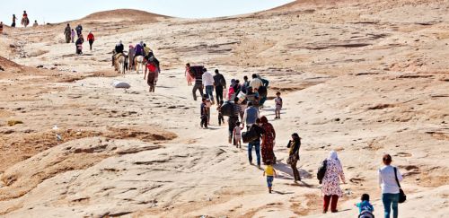 grupo-de-personas-huyendo-por-el-desierto.jpg