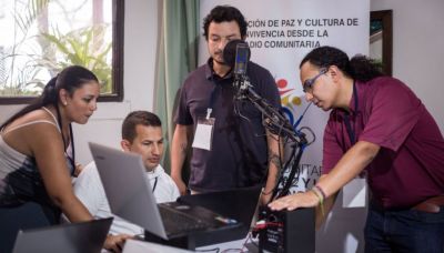 2011101 radios comunitarias paz y   convivencia Colombia.jpg