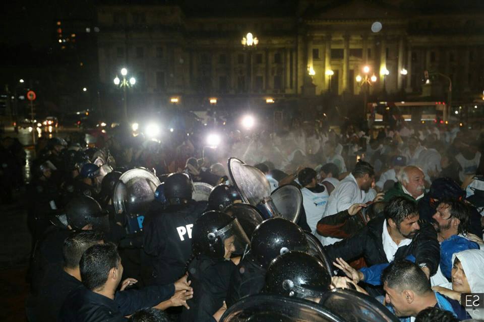 20170410 represión a maestros argentina.jpg