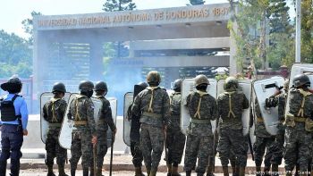 exercito-diante-da-universidad-nacional-autonoma-Orlando-sierra-afp.jpg