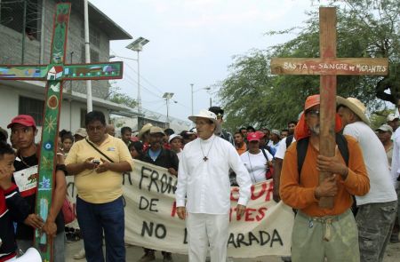 avanza-el-viacrucis-migrante-de-mexico-aunque-con-fuerte-control-policial.jpg