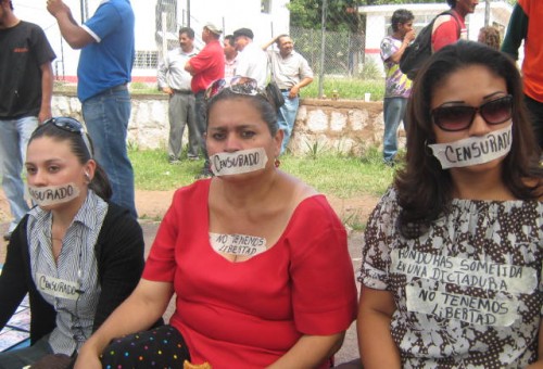 Censura a periodistas en Honduras 110816.jpg