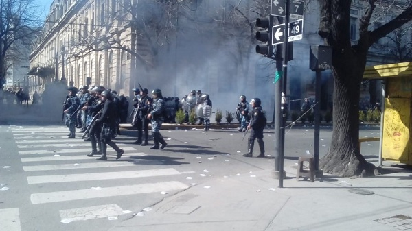 Argentina Policia de Buenos Aires reprime trabajadores.png