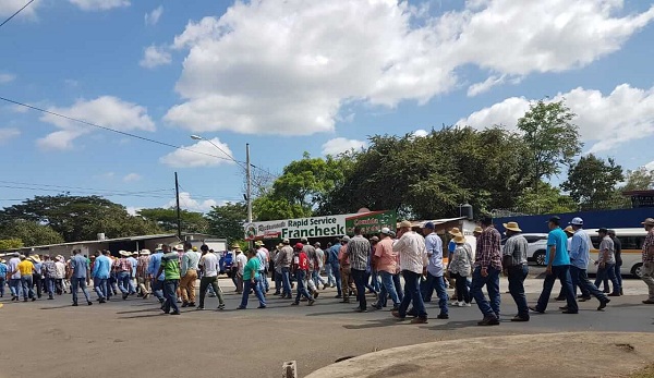 Panama - Protesta prodcutores contra importacion de leche.jpg