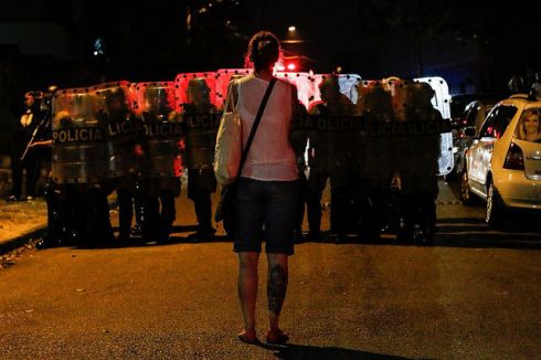 mujer enfrenta policia.jpg