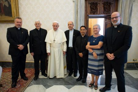 FOTO 1 Delegación con el Papa.jpg